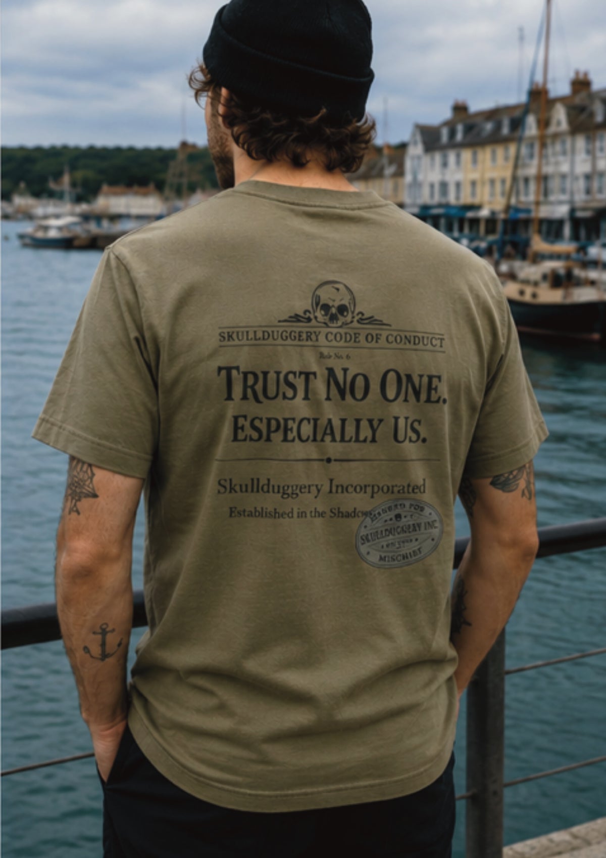 Skullduggery Trust No one t-shirt in organic autumn green