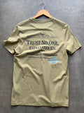 Skullduggery Trust No one t-shirt in organic autumn green