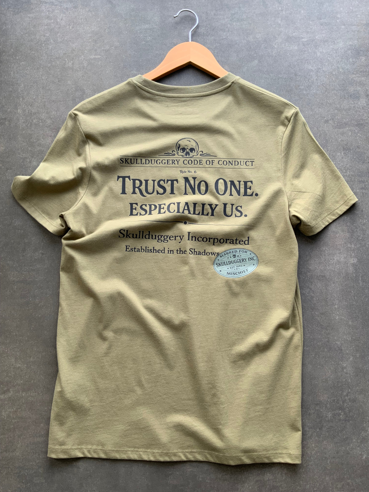 Skullduggery Trust No one t-shirt in organic autumn green