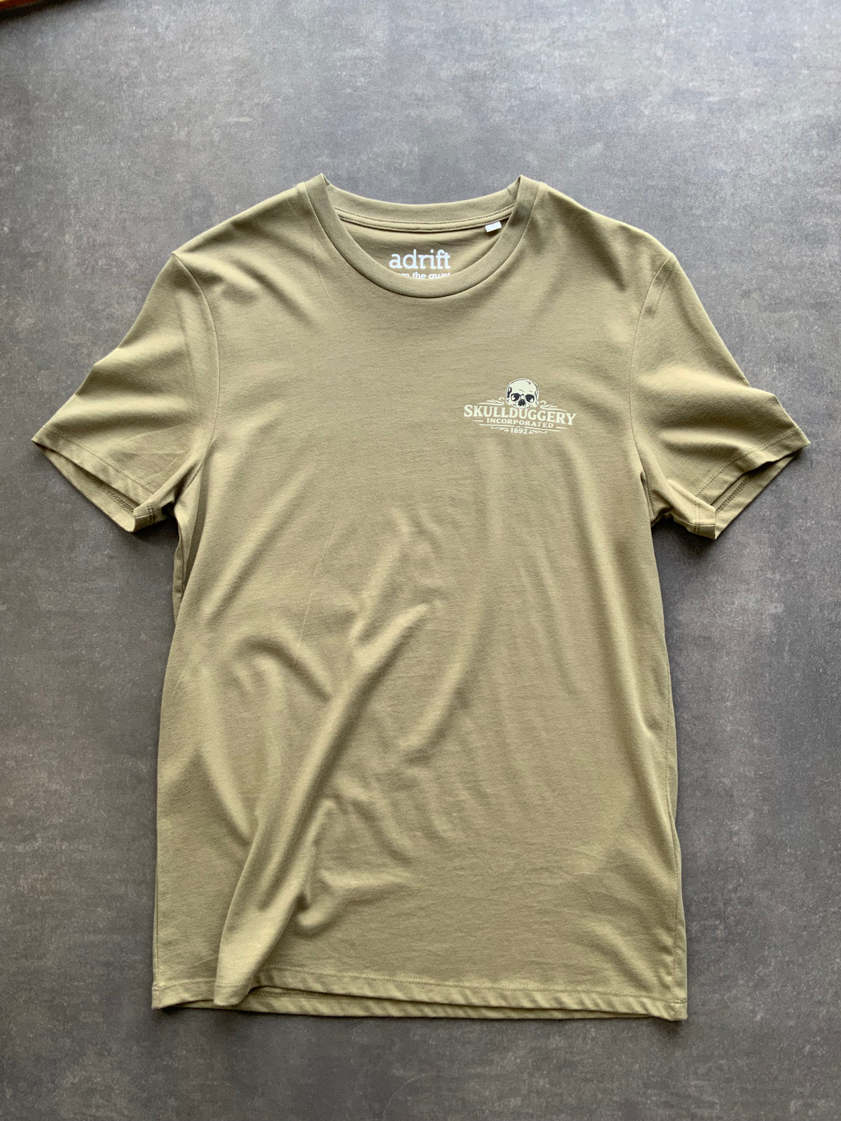 Skullduggery Trust No one t-shirt in organic autumn green