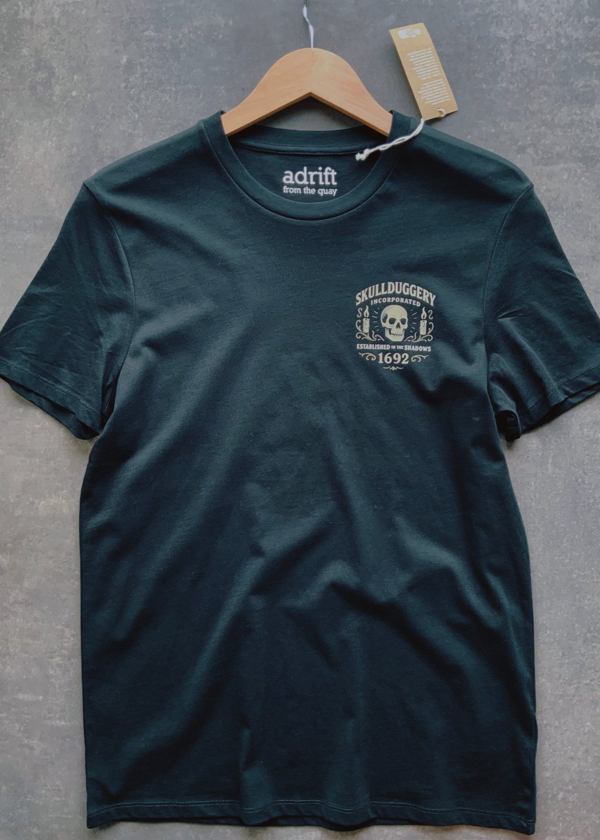 Skullduggery Established in the Shadows t-shirt in black
